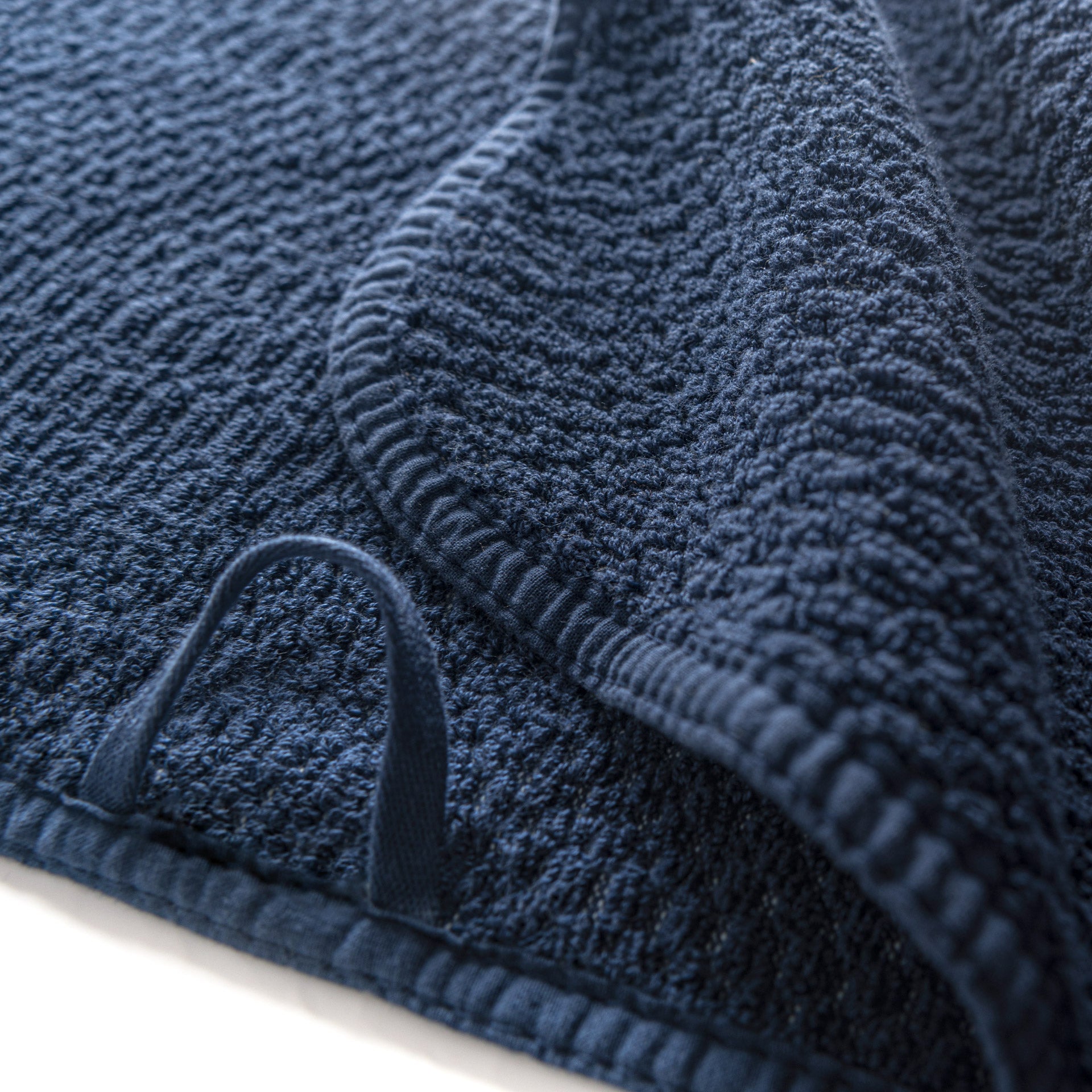 Bee Waffle luxury cotton towel with honeycomb texture, made in Portugal from 100% combed cotton, pre-washed, 550 GSM, with hanger