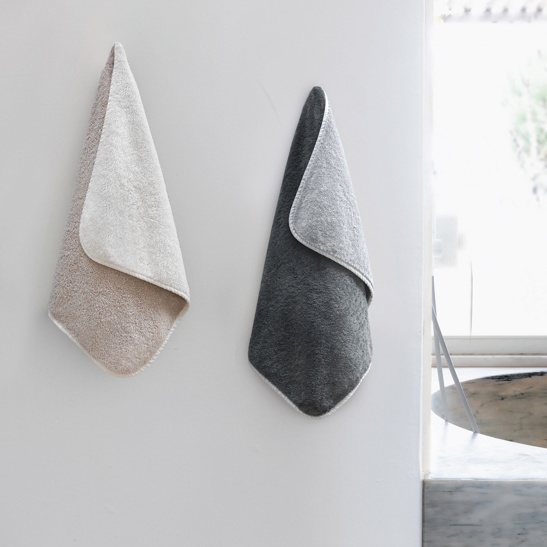 Bicolore double-sided towel in Giza Egyptian cotton, 800 GSM, antibacterial, two-tone design, pre-washed, with rounded corners and hanger