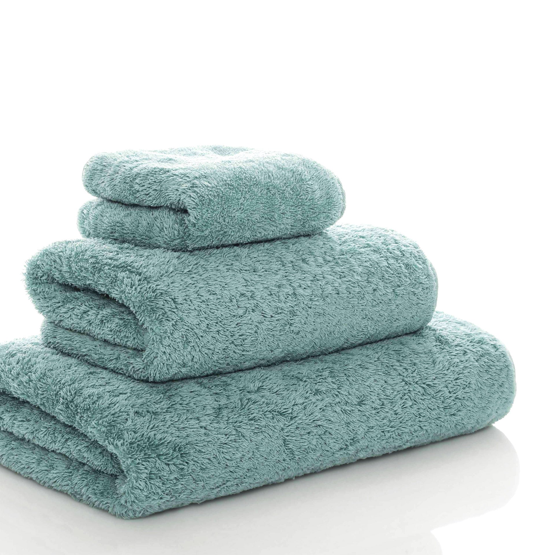 Egoist luxury towel made from Egyptian ELS cotton, 800 GSM, antibacterial, soft and voluminous, with hanger and rounded corners