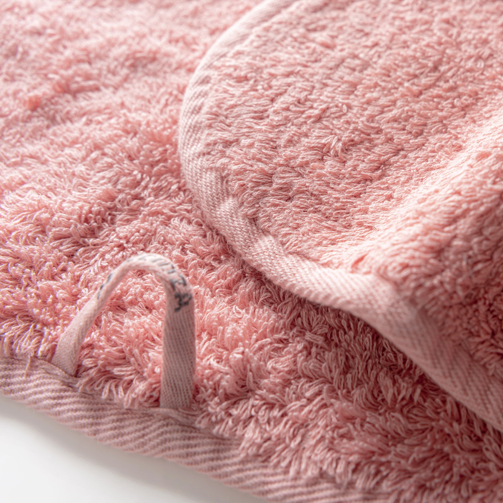 Egoist luxury towel made from Egyptian ELS cotton, 800 GSM, antibacterial, soft and voluminous, with hanger and rounded corners