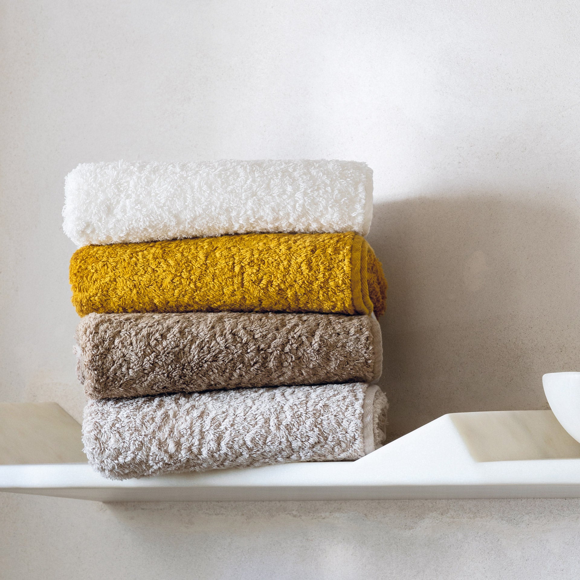 Egoist luxury towel made from Egyptian ELS cotton, 800 GSM, antibacterial, soft and voluminous, with hanger and rounded corners