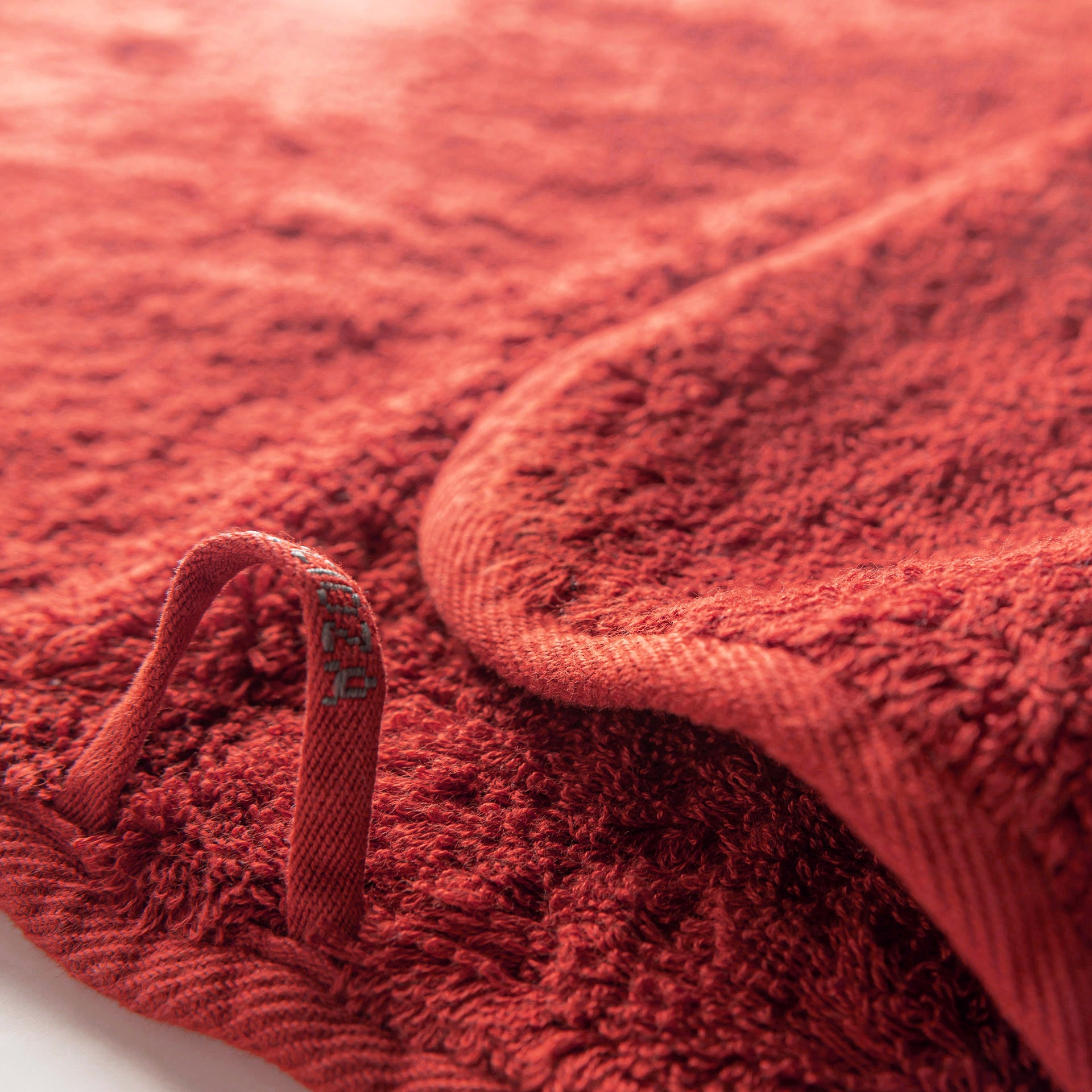 Egoist luxury towel made from Egyptian ELS cotton, 800 GSM, antibacterial, soft and voluminous, with hanger and rounded corners