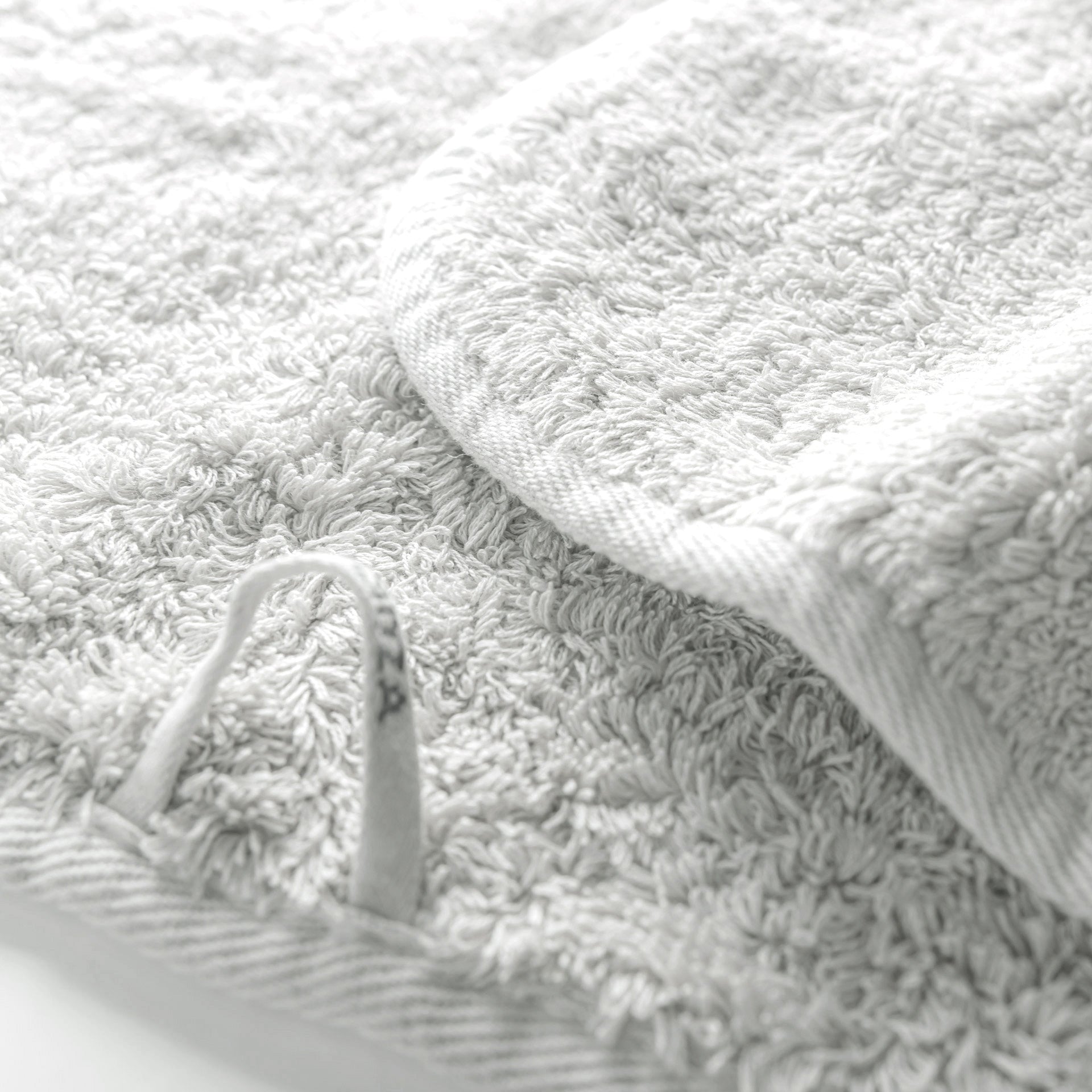 Egoist luxury towel made from Egyptian ELS cotton, 800 GSM, antibacterial, soft and voluminous, with hanger and rounded corners