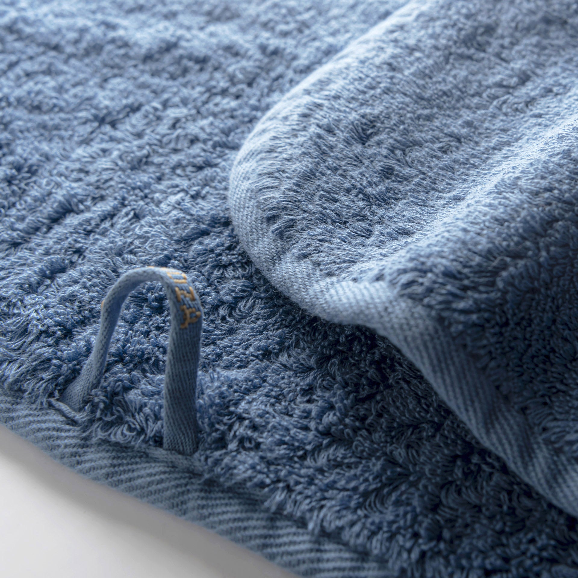 Egoist luxury towel made from Egyptian ELS cotton, 800 GSM, antibacterial, soft and voluminous, with hanger and rounded corners
