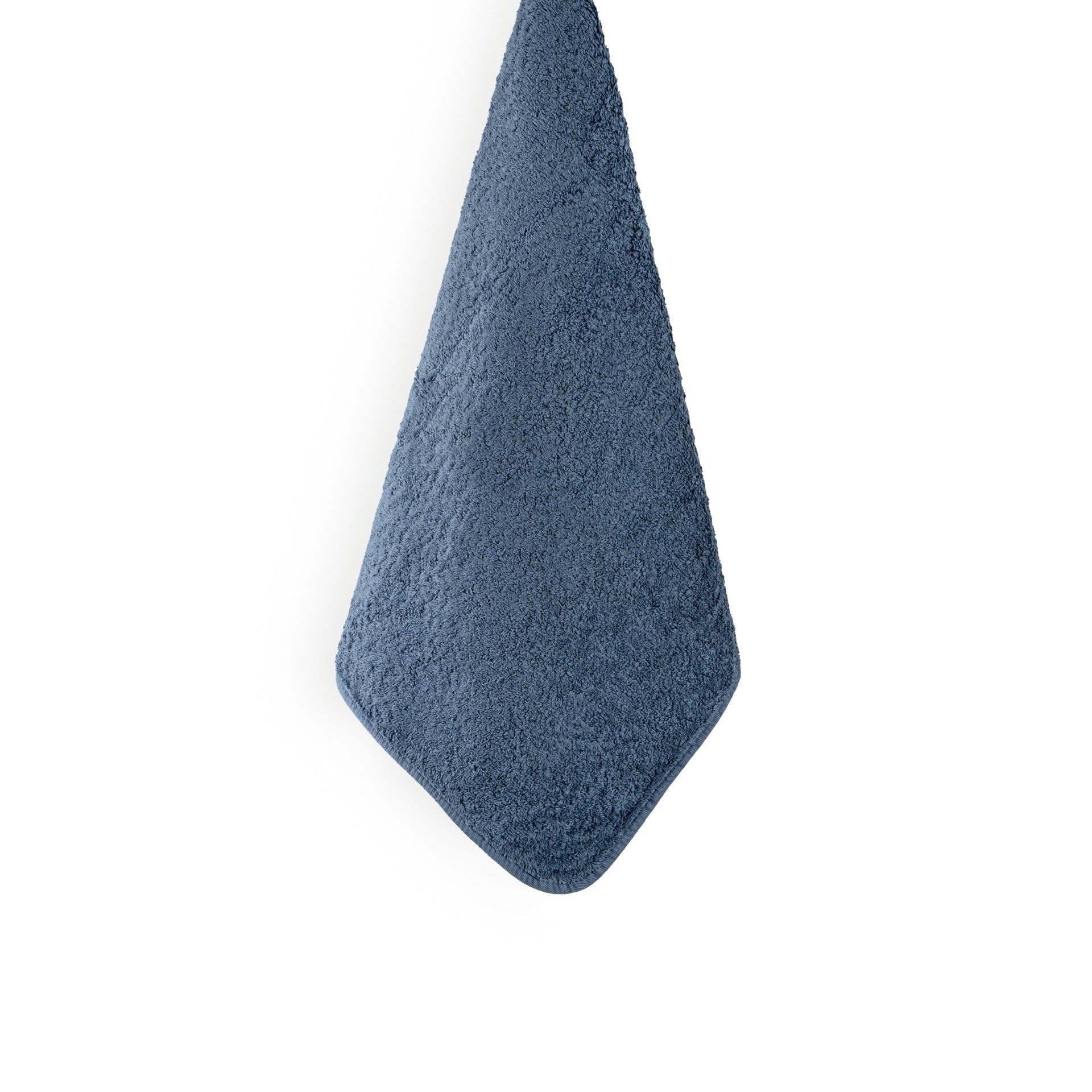 Egoist luxury towel made from Egyptian ELS cotton, 800 GSM, antibacterial, soft and voluminous, with hanger and rounded corners