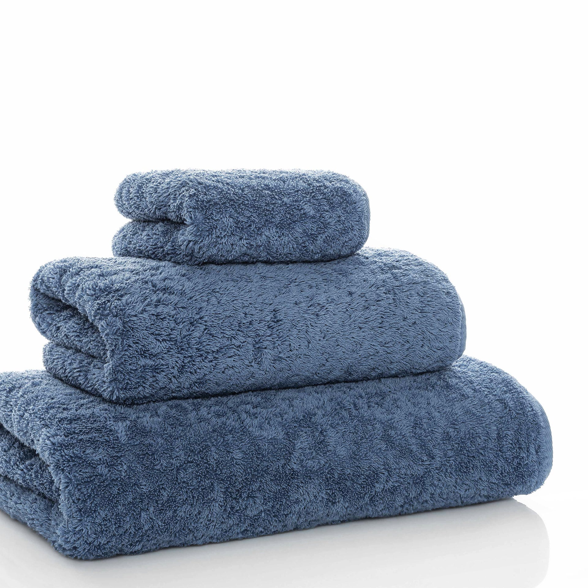 Egoist luxury towel made from Egyptian ELS cotton, 800 GSM, antibacterial, soft and voluminous, with hanger and rounded corners