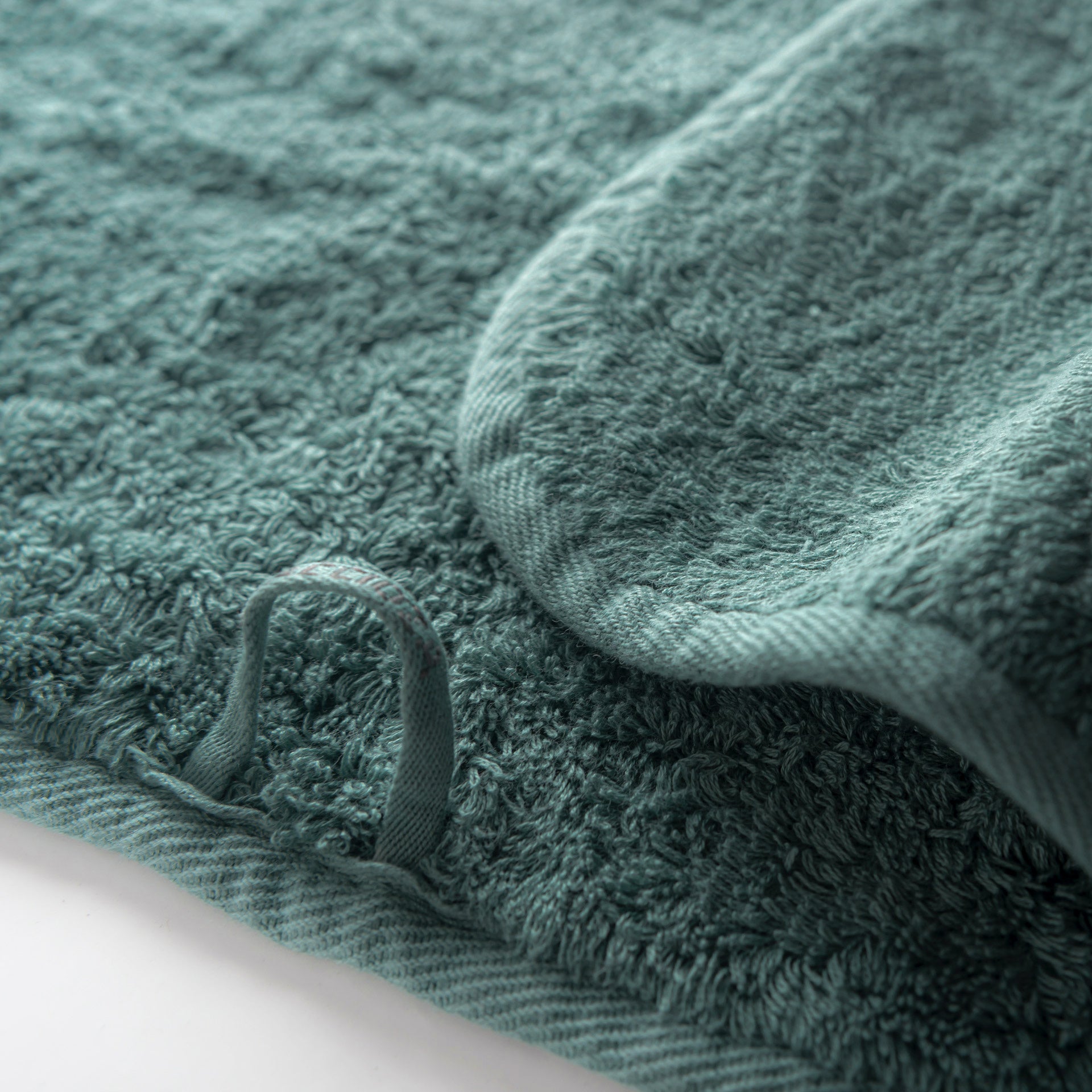 Egoist luxury towel made from Egyptian ELS cotton, 800 GSM, antibacterial, soft and voluminous, with hanger and rounded corners