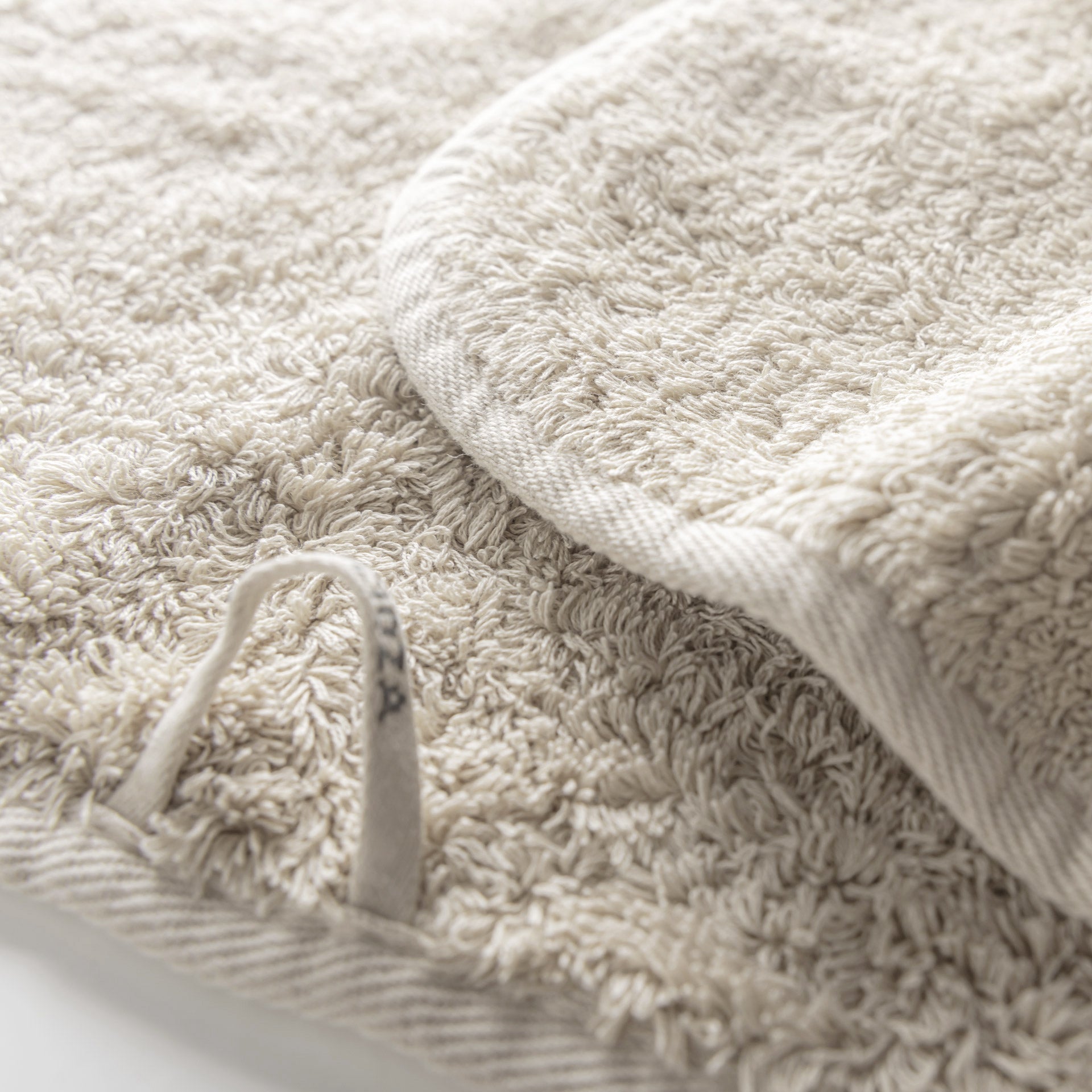 Egoist luxury towel made from Egyptian ELS cotton, 800 GSM, antibacterial, soft and voluminous, with hanger and rounded corners