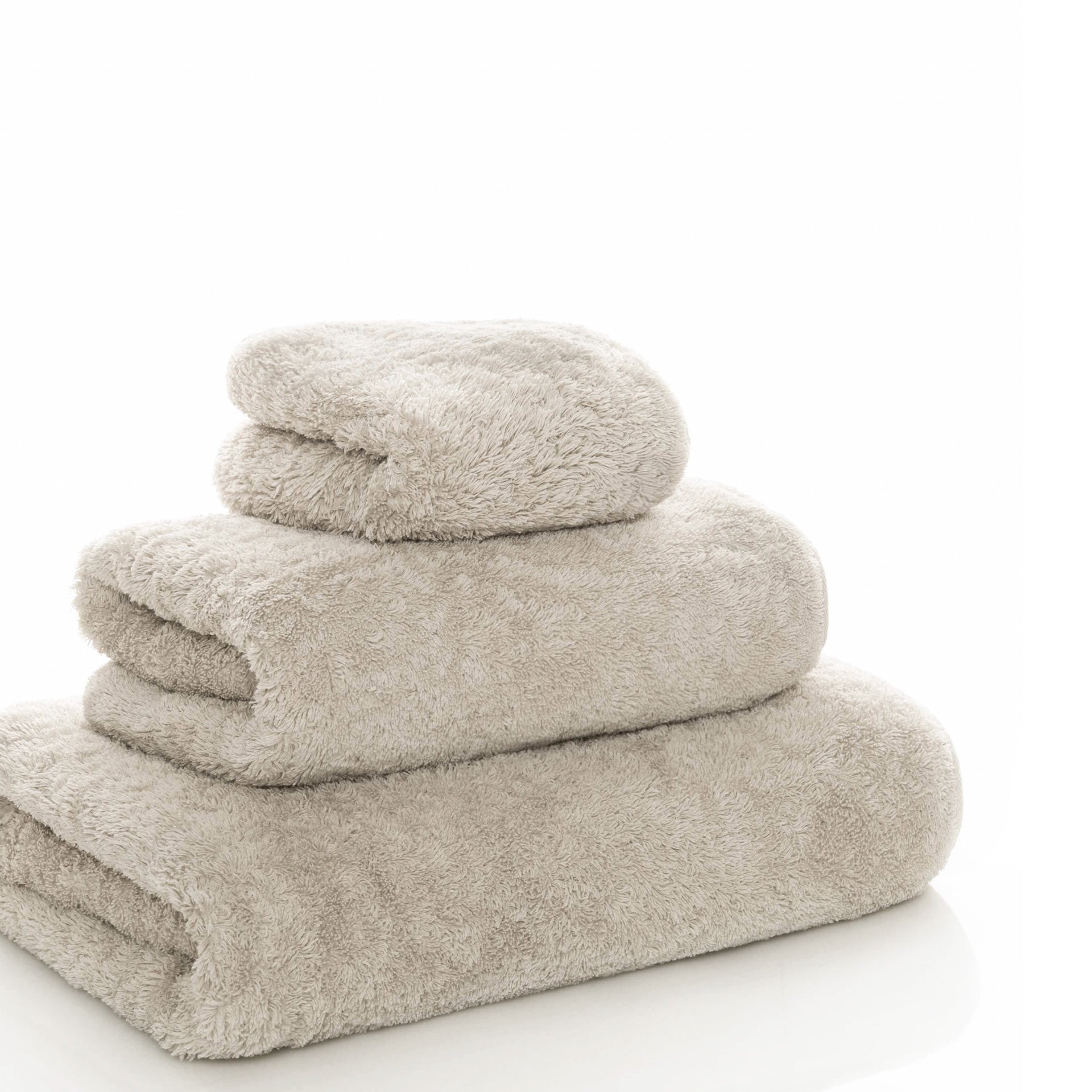 Egoist luxury towel made from Egyptian ELS cotton, 800 GSM, antibacterial, soft and voluminous, with hanger and rounded corners