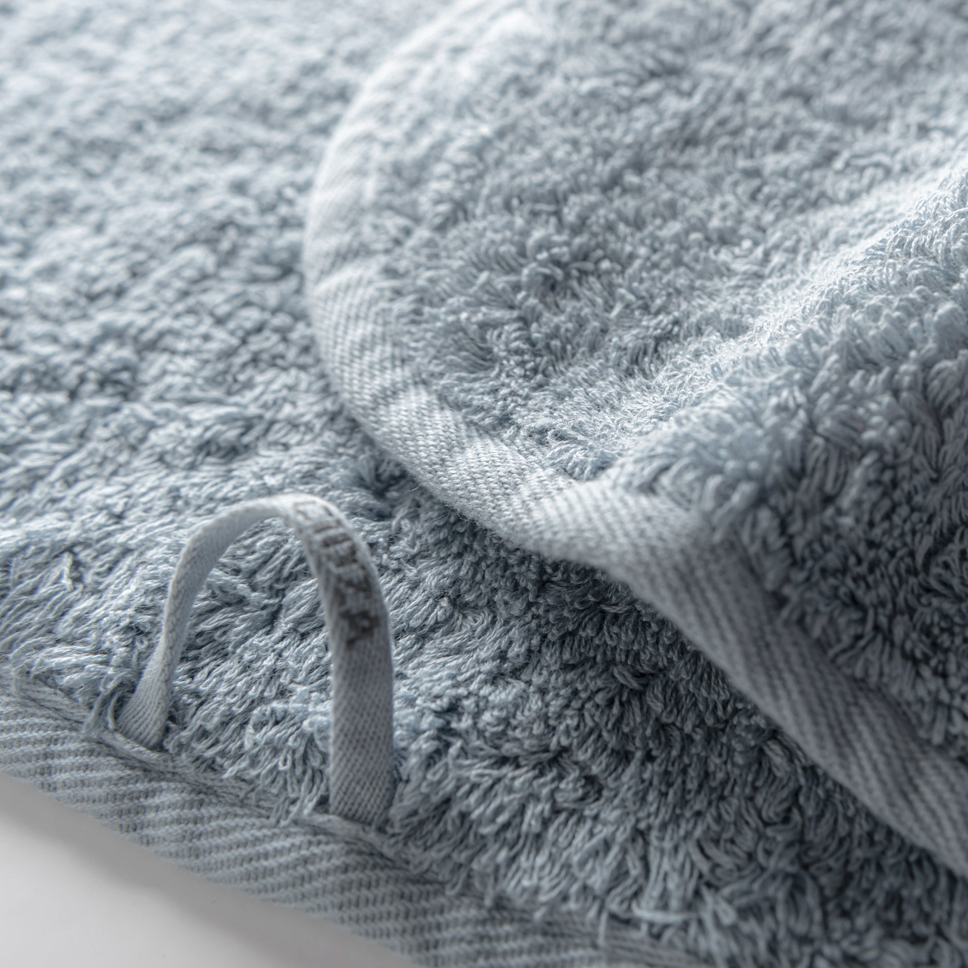 Egoist luxury towel made from Egyptian ELS cotton, 800 GSM, antibacterial, soft and voluminous, with hanger and rounded corners