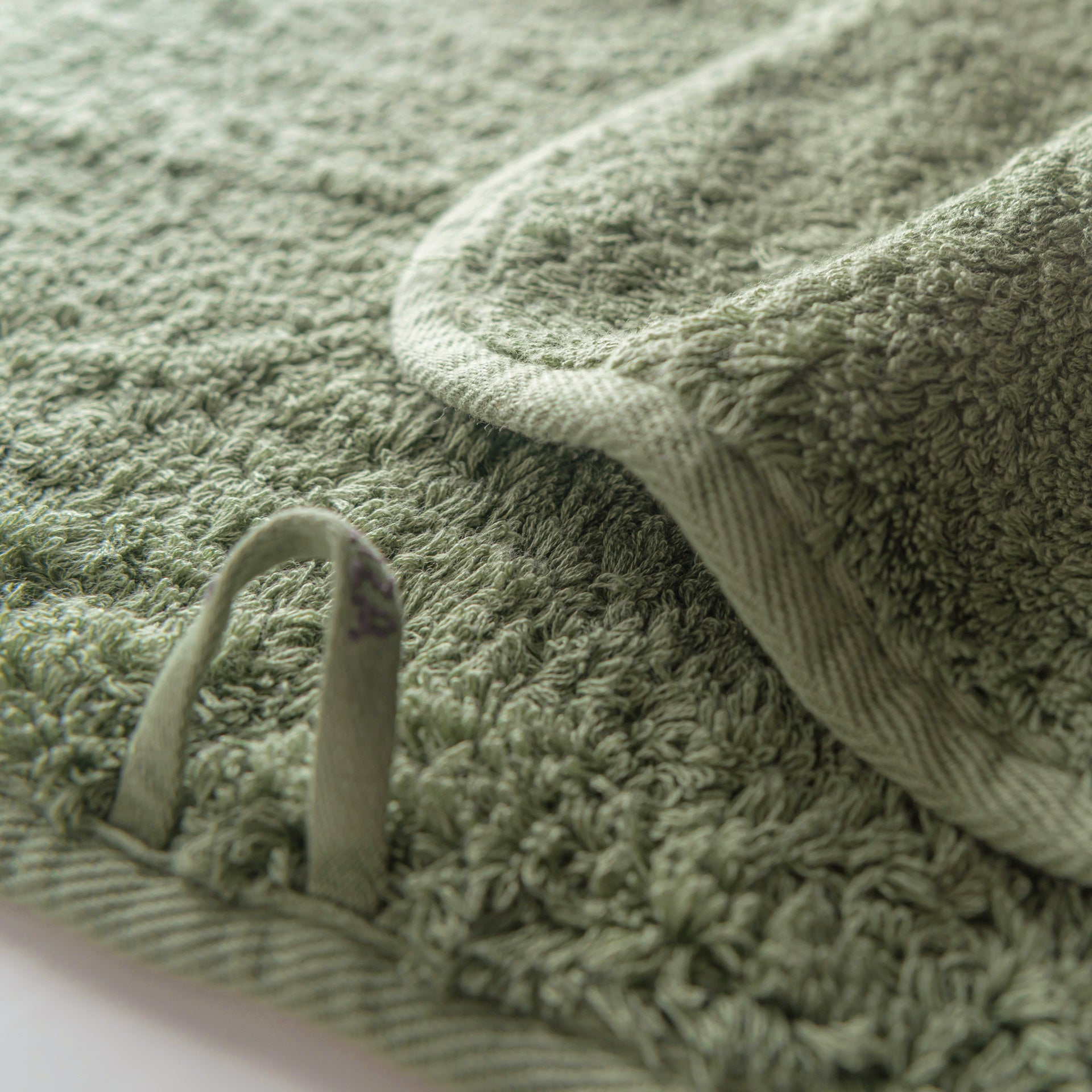 Egoist luxury towel made from Egyptian ELS cotton, 800 GSM, antibacterial, soft and voluminous, with hanger and rounded corners