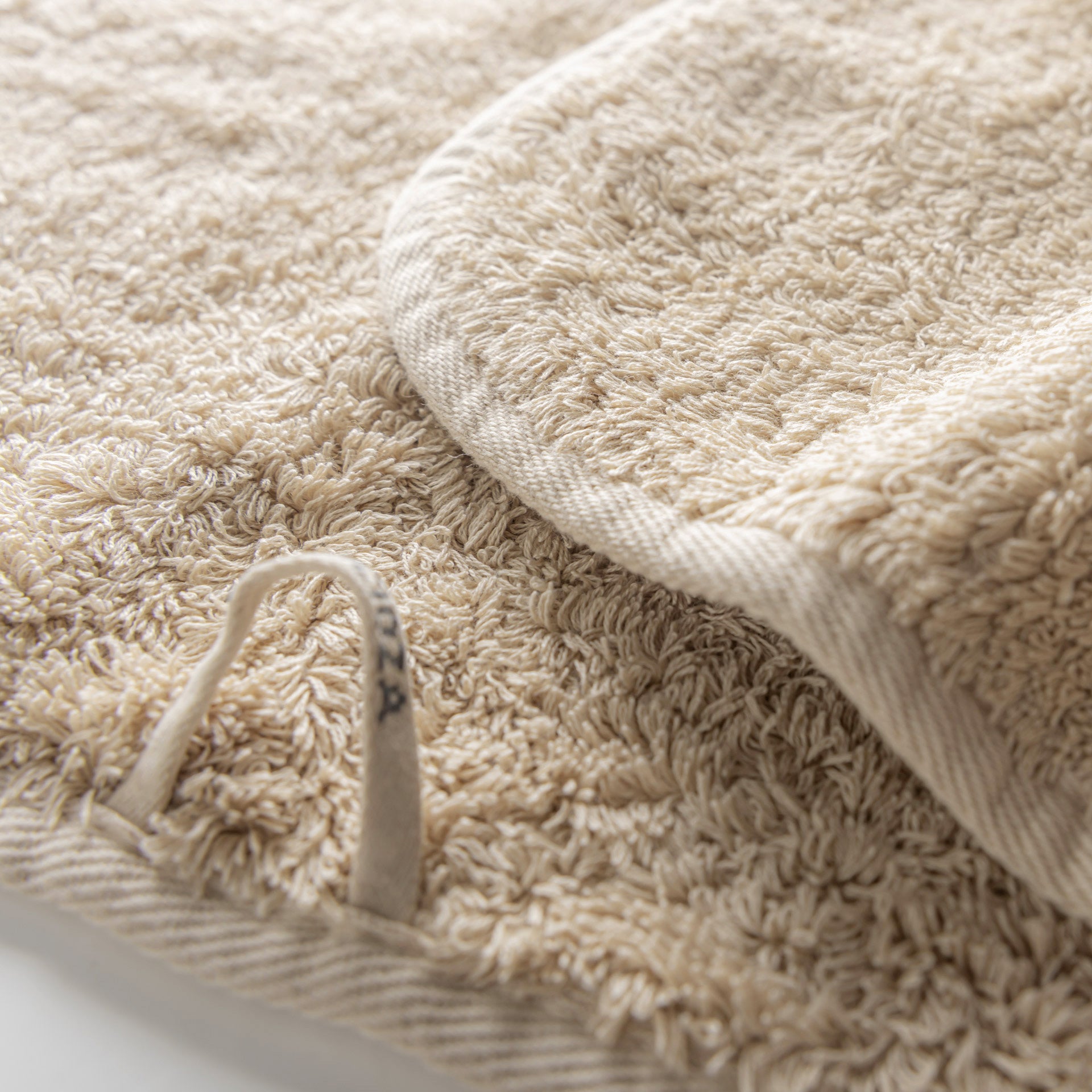 Egoist luxury towel made from Egyptian ELS cotton, 800 GSM, antibacterial, soft and voluminous, with hanger and rounded corners