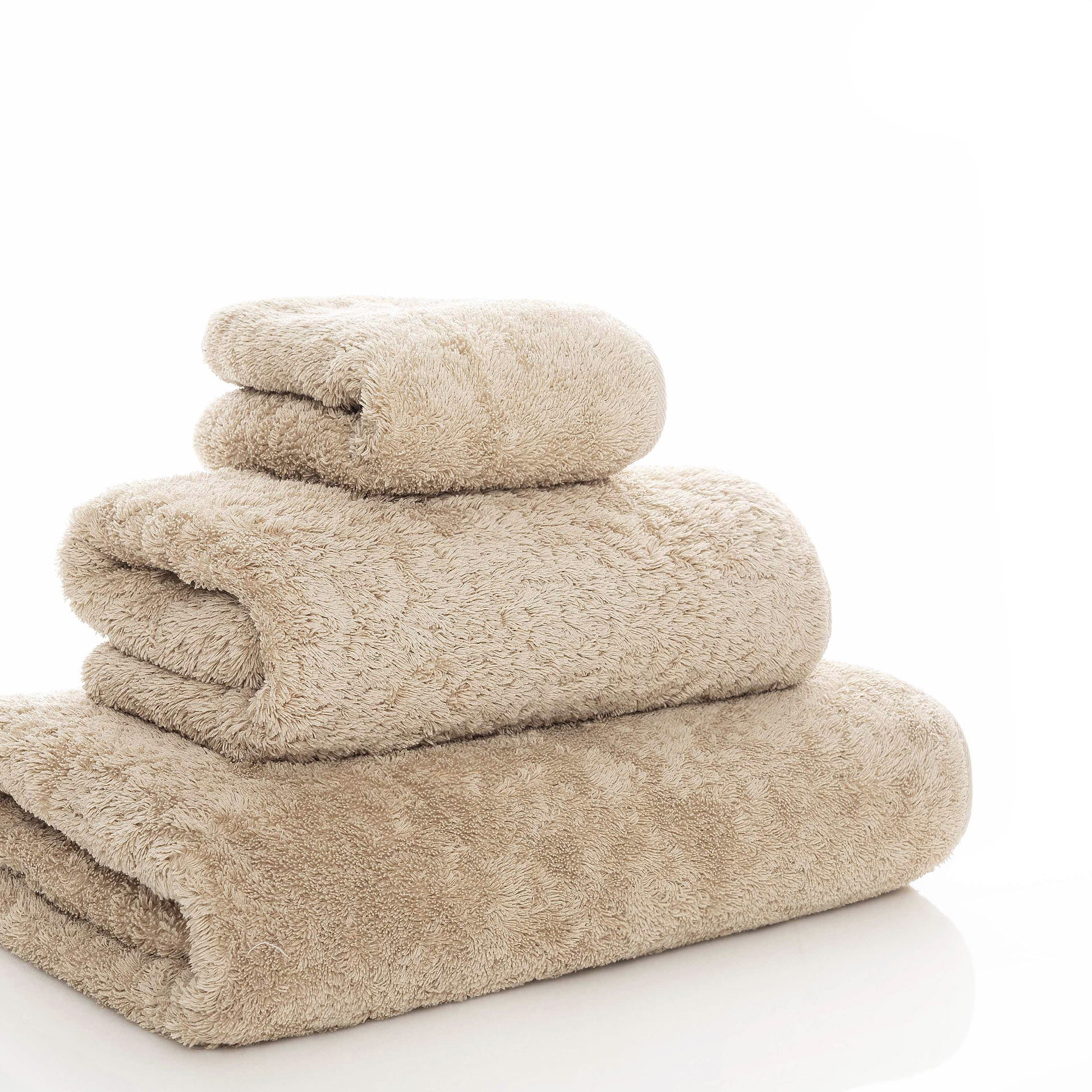 Egoist luxury towel made from Egyptian ELS cotton, 800 GSM, antibacterial, soft and voluminous, with hanger and rounded corners