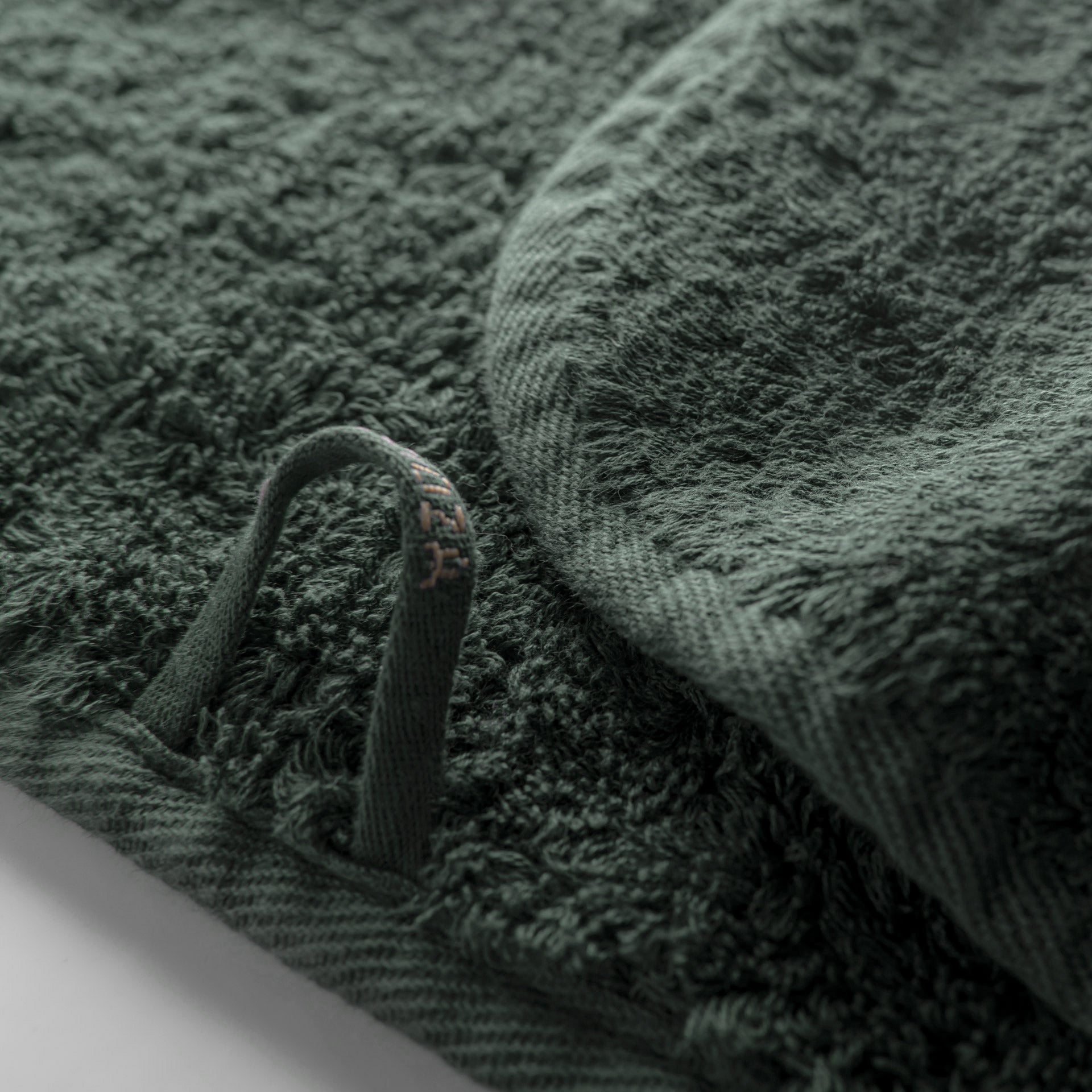 Egoist luxury towel made from Egyptian ELS cotton, 800 GSM, antibacterial, soft and voluminous, with hanger and rounded corners
