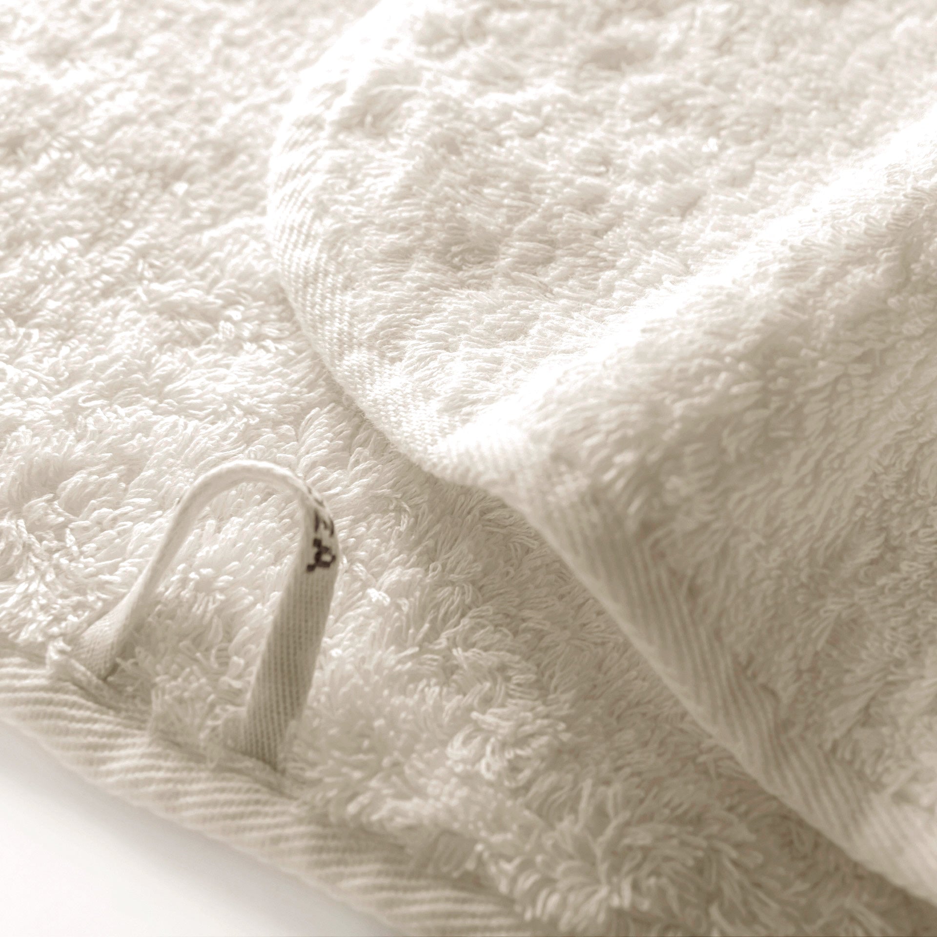 Egoist luxury towel made from Egyptian ELS cotton, 800 GSM, antibacterial, soft and voluminous, with hanger and rounded corners