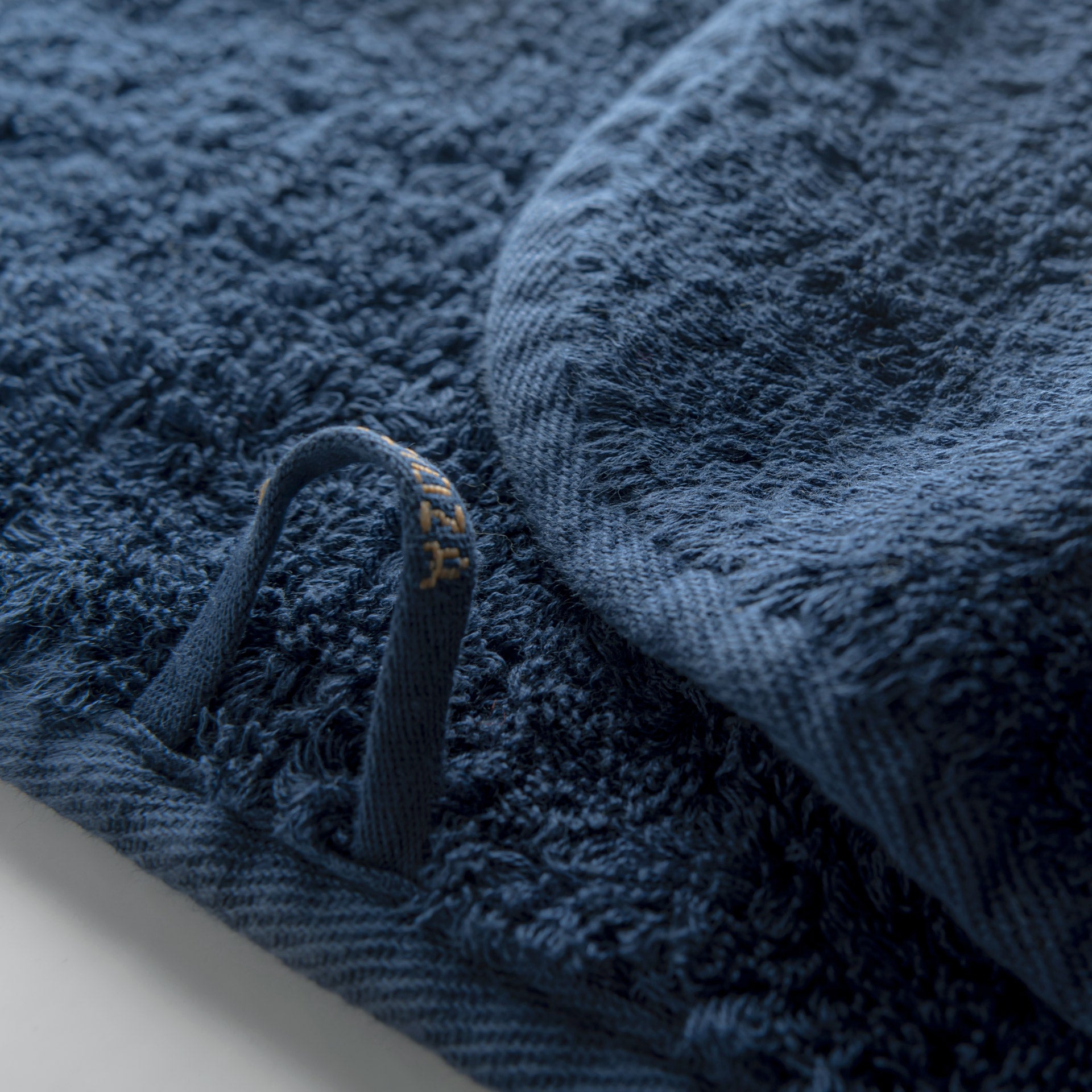 Egoist luxury towel made from Egyptian ELS cotton, 800 GSM, antibacterial, soft and voluminous, with hanger and rounded corners