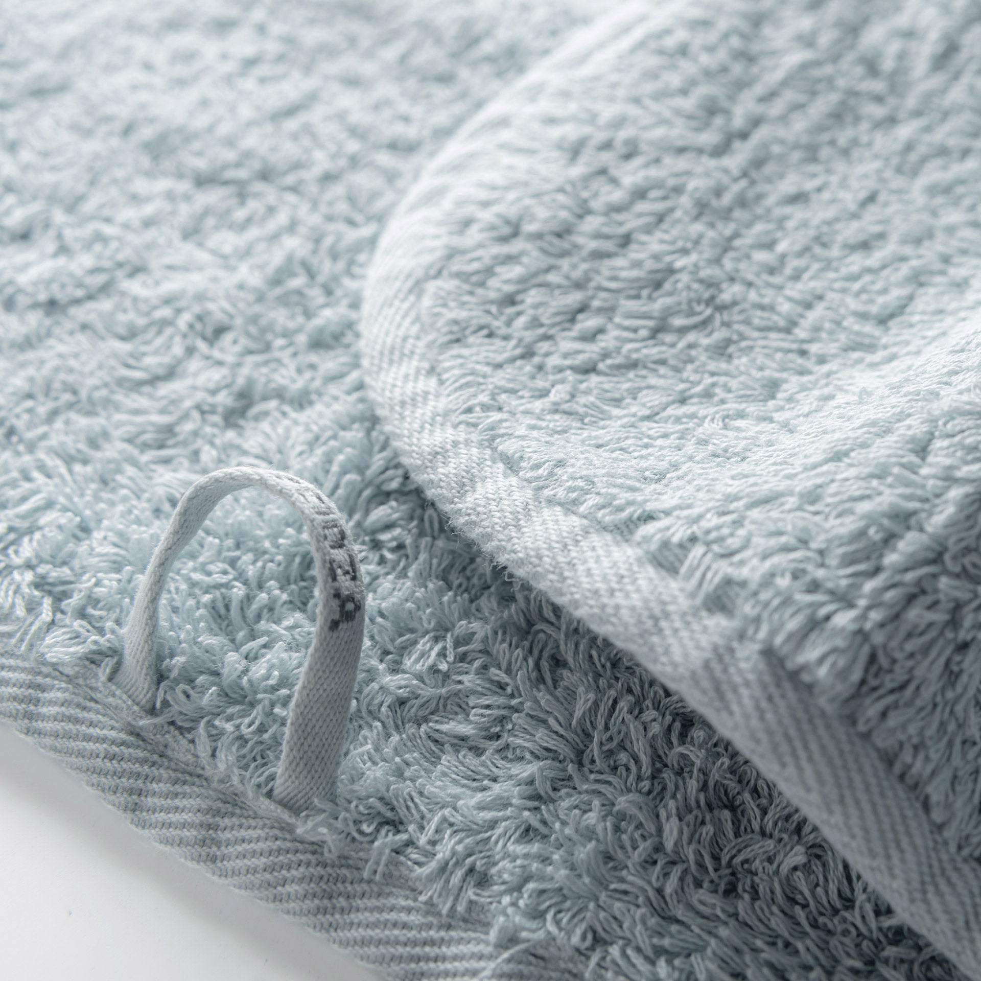 Egoist luxury towel made from Egyptian ELS cotton, 800 GSM, antibacterial, soft and voluminous, with hanger and rounded corners