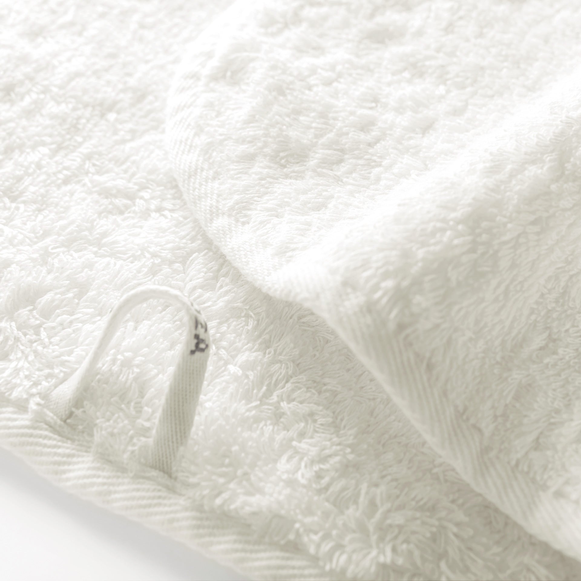 Egoist luxury towel made from Egyptian ELS cotton, 800 GSM, antibacterial, soft and voluminous, with hanger and rounded corners