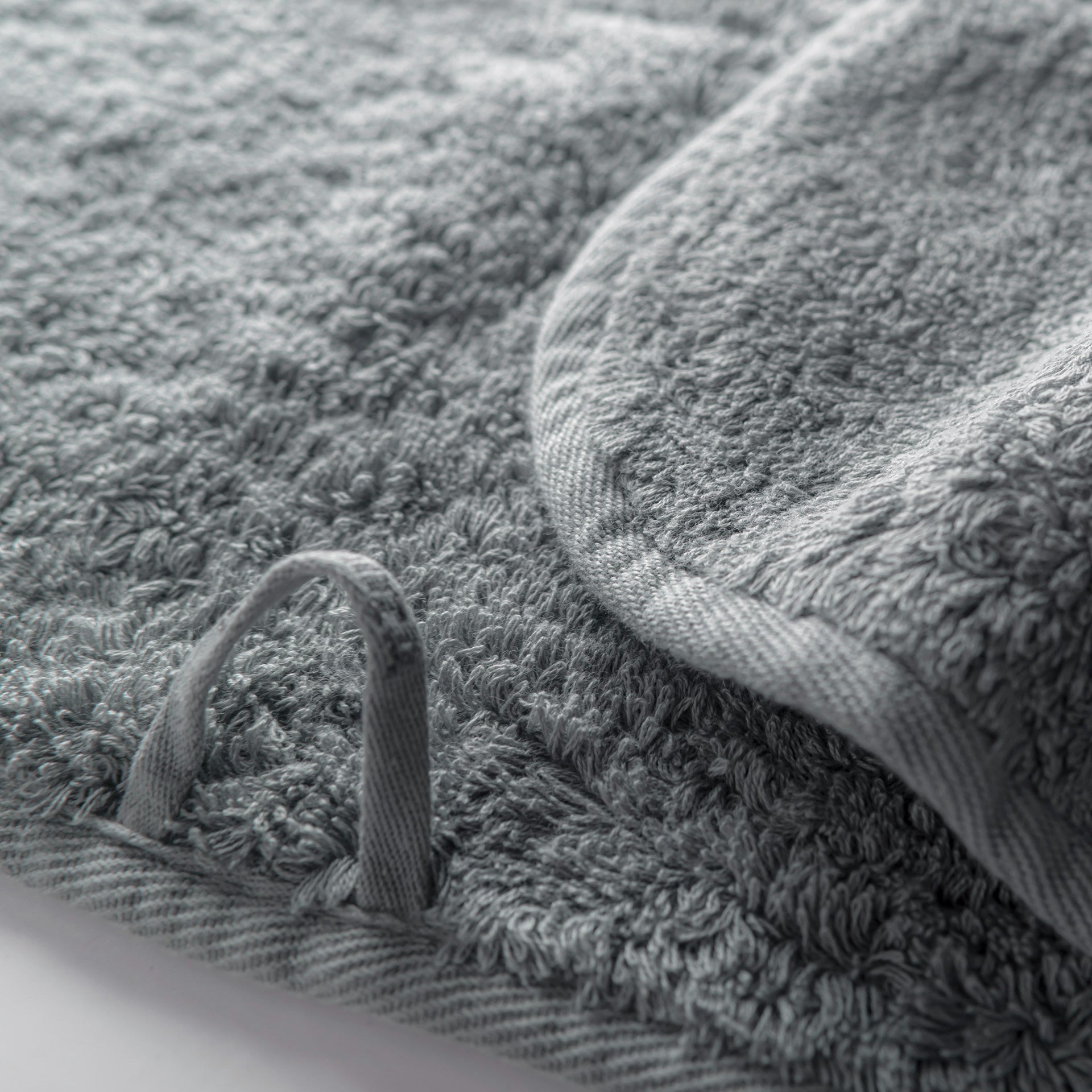 Egoist luxury towel made from Egyptian ELS cotton, 800 GSM, antibacterial, soft and voluminous, with hanger and rounded corners