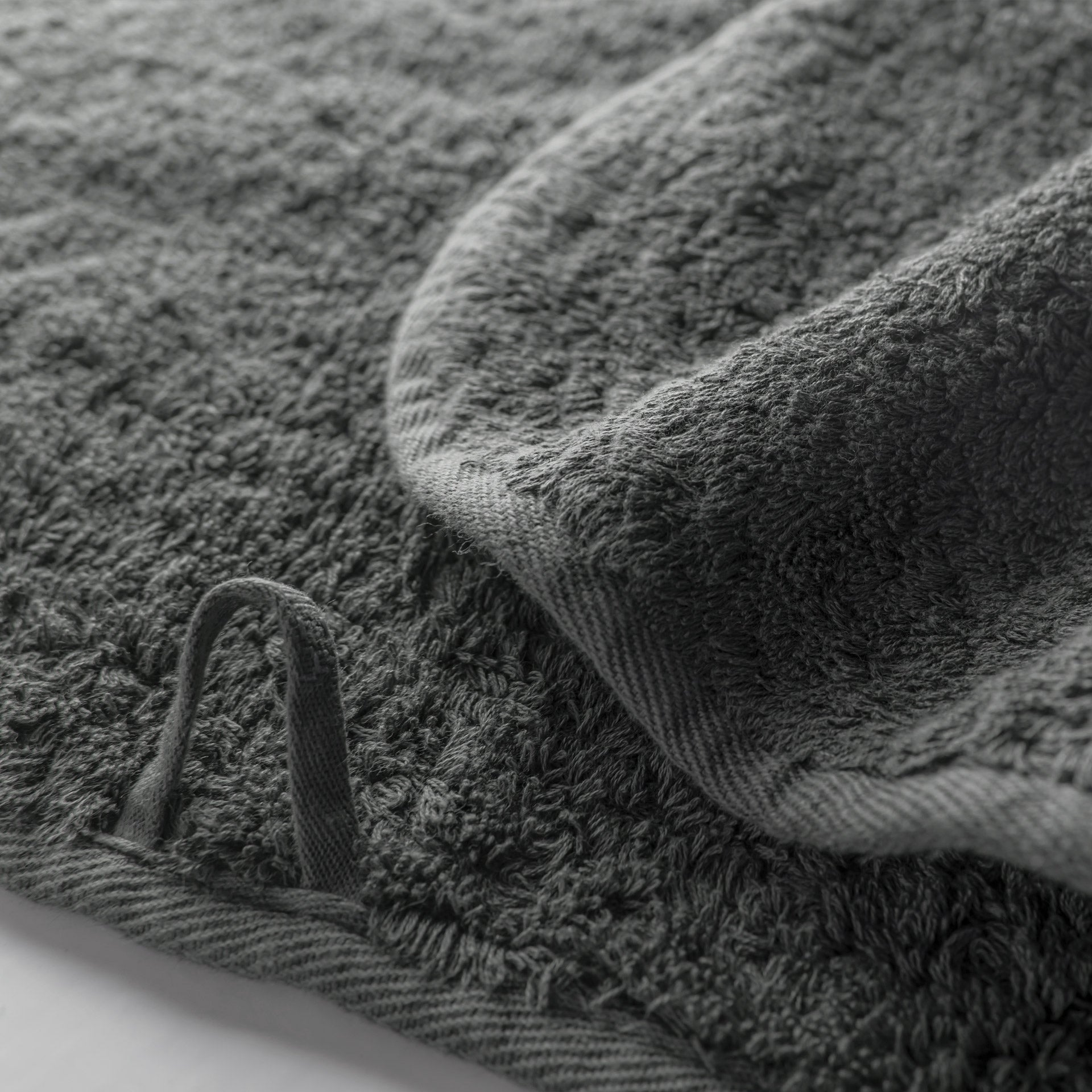 Egoist luxury towel made from Egyptian ELS cotton, 800 GSM, antibacterial, soft and voluminous, with hanger and rounded corners
