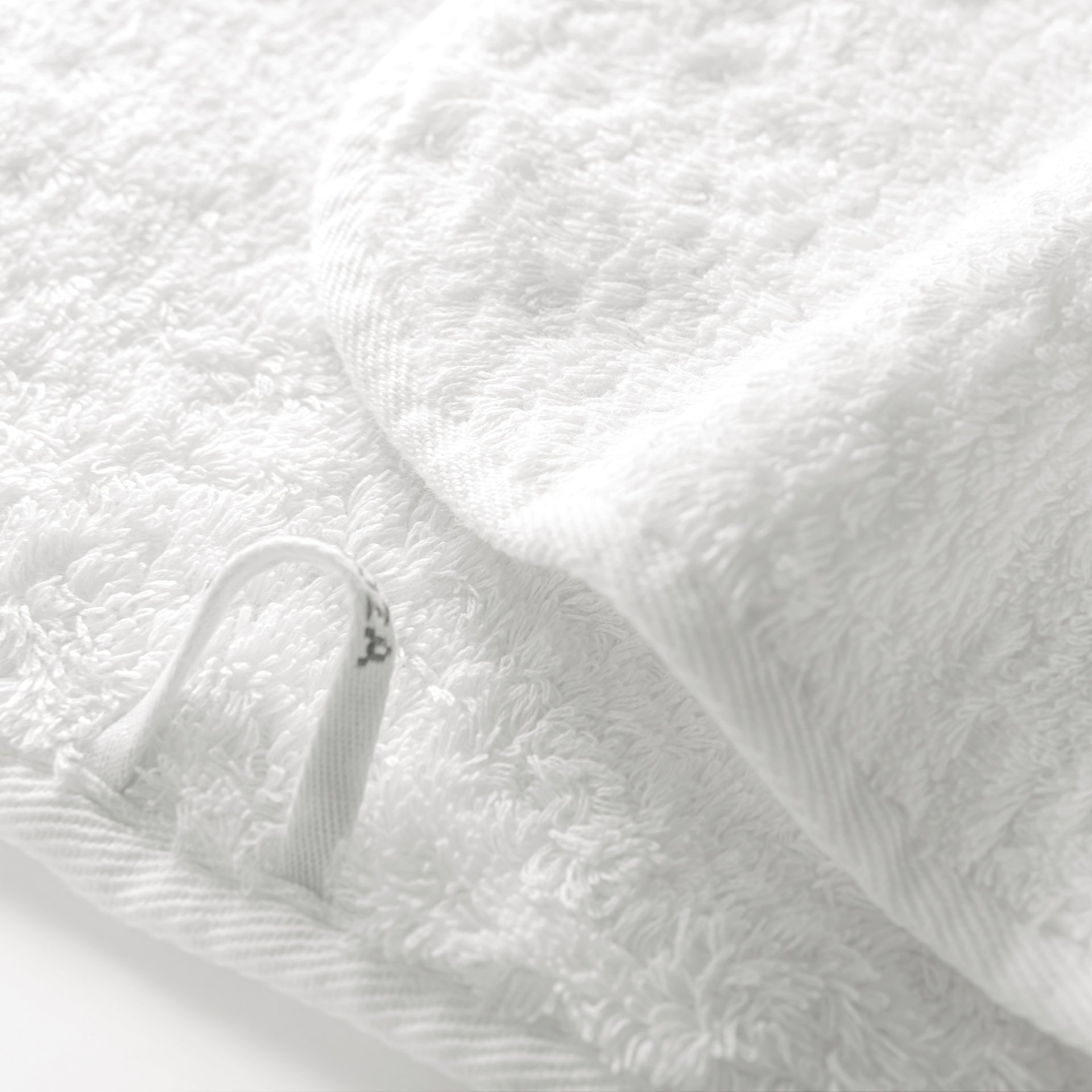 Egoist luxury towel made from Egyptian ELS cotton, 800 GSM, antibacterial, soft and voluminous, with hanger and rounded corners