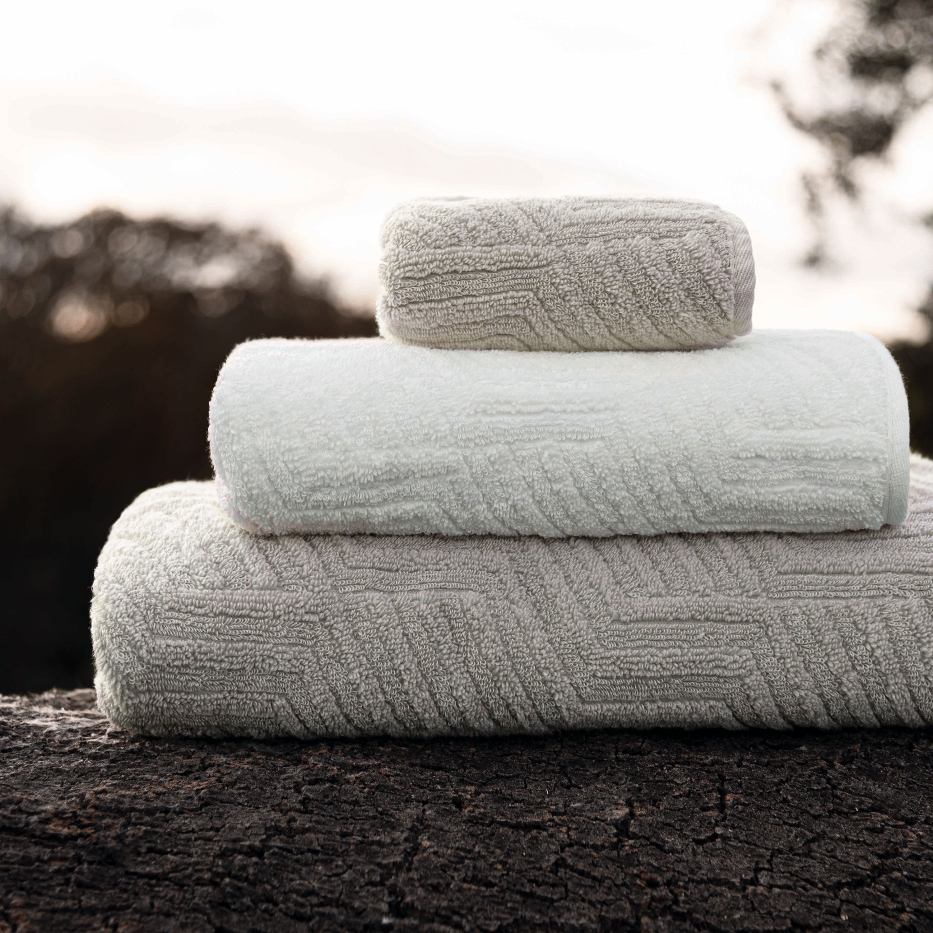 Villari towel made from 100% cotton with Zero Twist yarn, 3D texture, 730 GSM, pre-washed and pre-shrunk, with rounded corners and double stitching