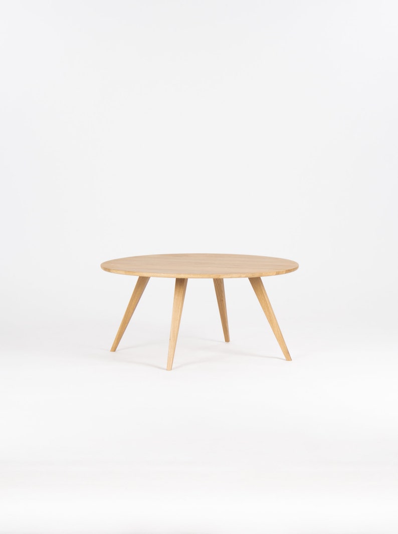 FINN 4 round coffee table with four solid oak legs and oak top, showcasing natural grain
