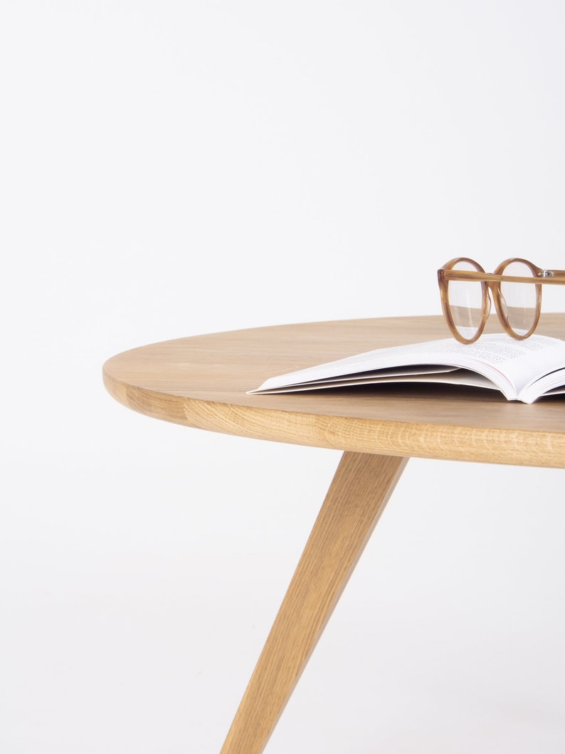 FINN 4 round coffee table with four solid oak legs and oak top, showcasing natural grain