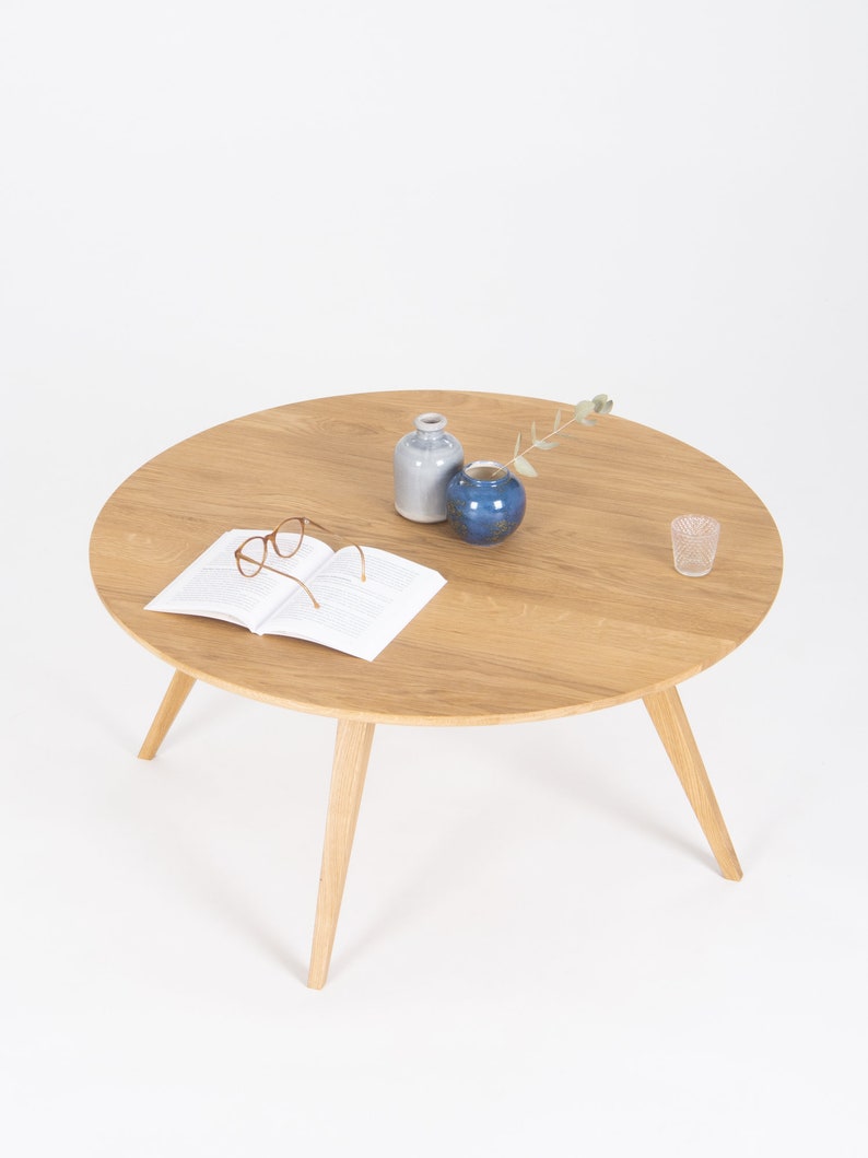 FINN 4 round coffee table with four solid oak legs and oak top, showcasing natural grain