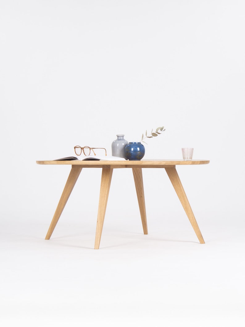 FINN 4 round coffee table with four solid oak legs and oak top, showcasing natural grain