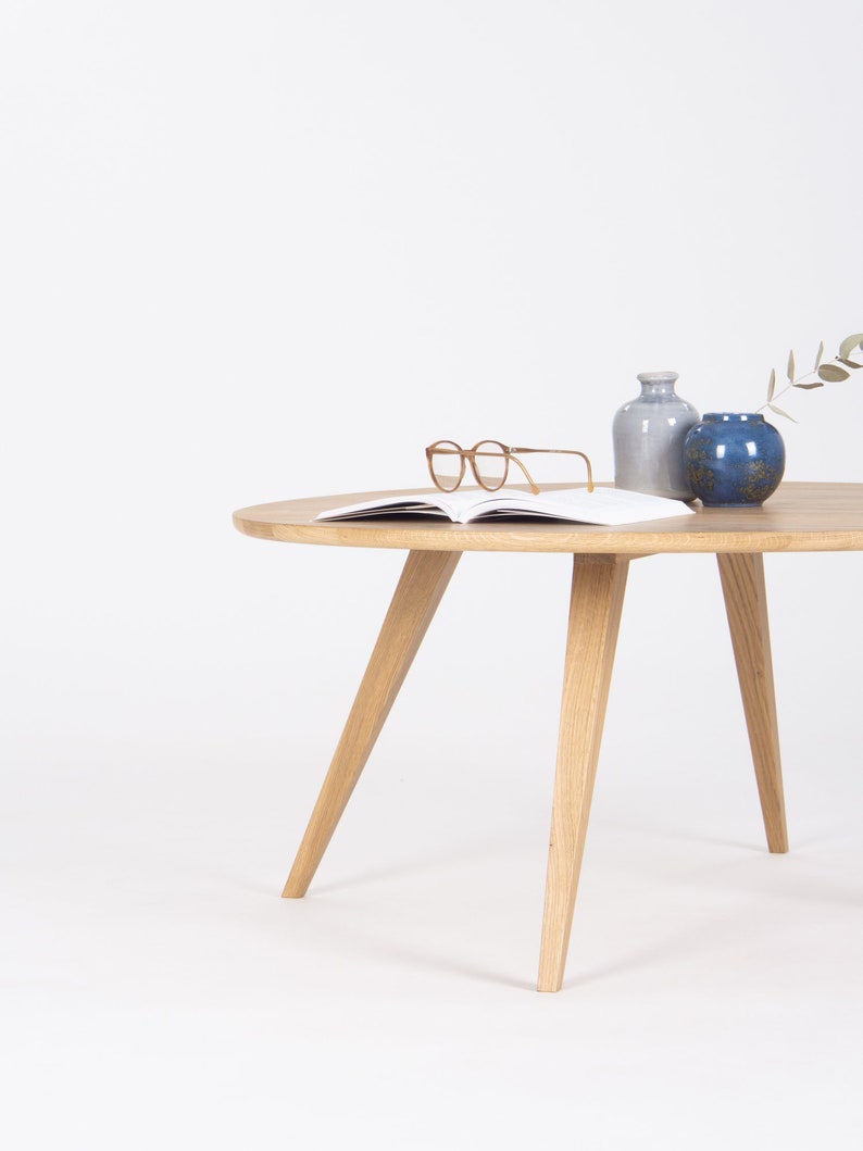 FINN 4 round coffee table with four solid oak legs and oak top, showcasing natural grain
