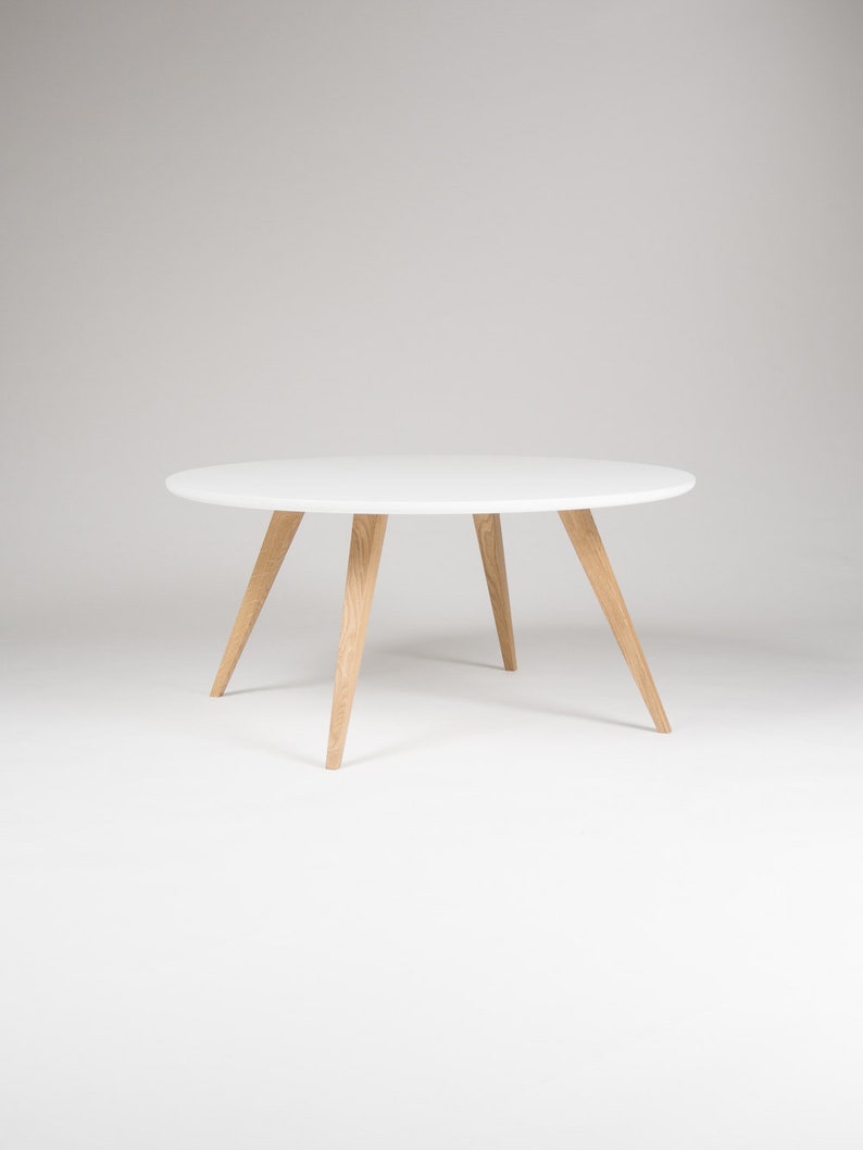 FINN 4 round coffee table with four solid oak legs and MDF top, showcasing natural grain