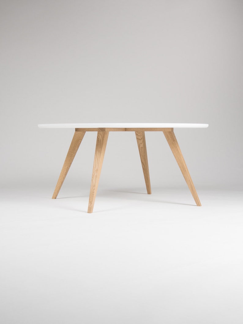 FINN 4 round coffee table with four solid oak legs and MDF top, showcasing natural grain