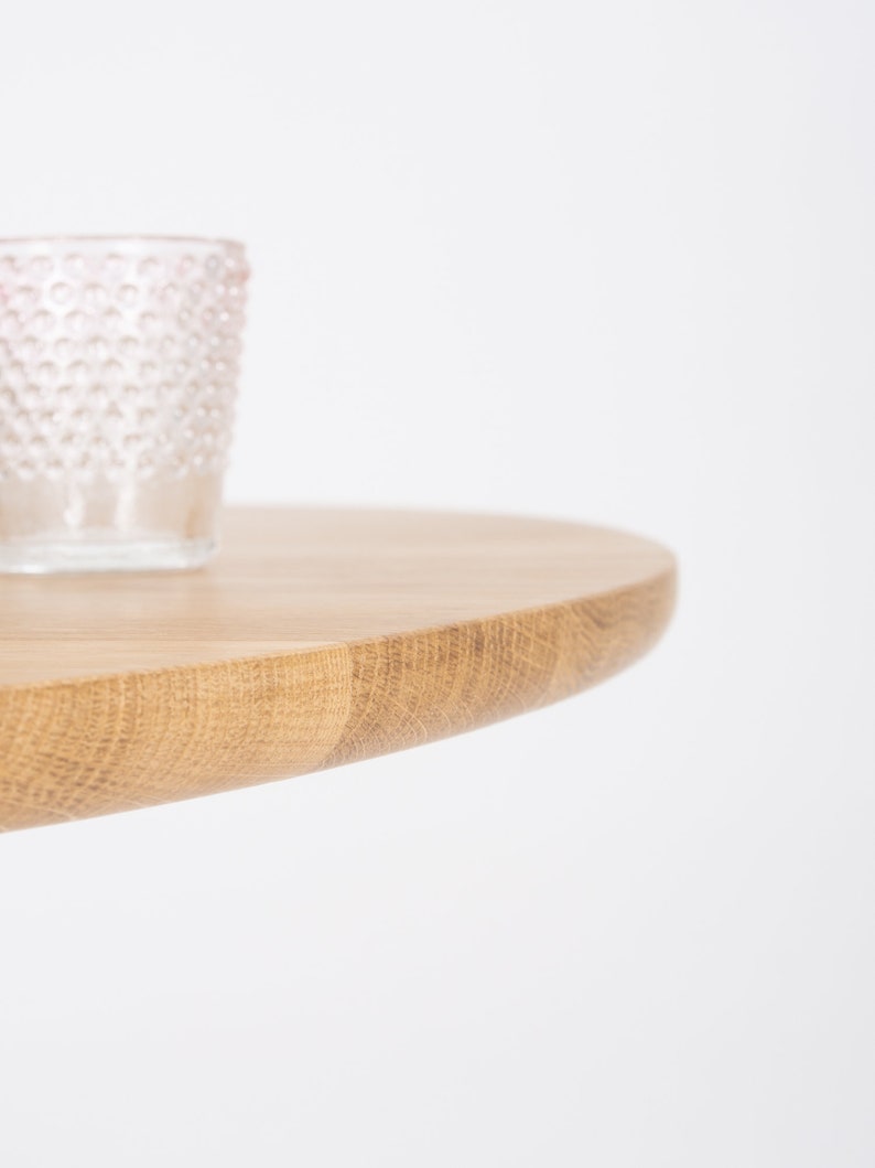 FINN 4 round coffee table with four solid oak legs and oak top, showcasing natural grain