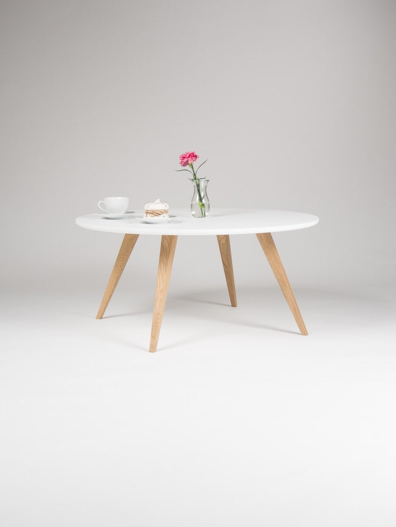FINN 4 round coffee table with four solid oak legs and MDF top, showcasing natural grain