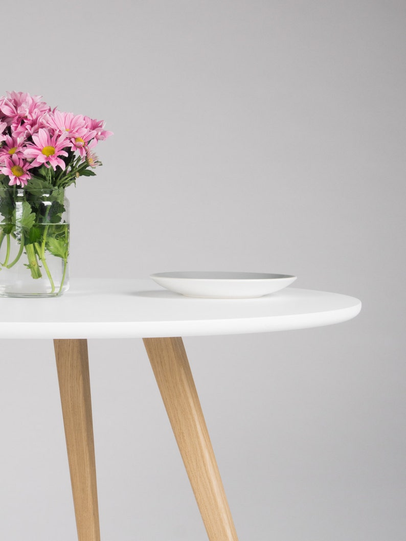 Round dining table with four solid oak legs and MDF finish