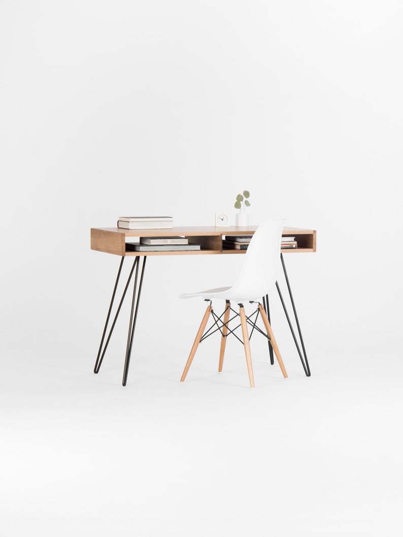 HEIM 0 PLUS solid wood desk with two open compartments and black steel hairpin legs, finished in oak with hardwax oil