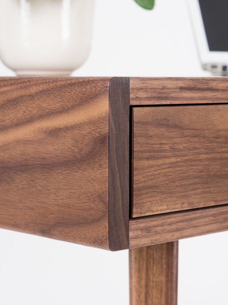 HEIM 2 RECESS desk with two drawers and recessed open shelf, walnut veneer, customizable fronts, and hardwax oil finish
