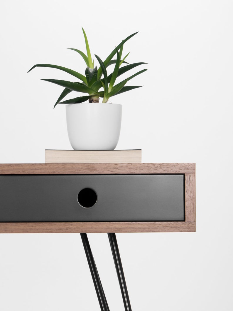 KUUB 2 PLUS desk with two drawers, central open recess, steel hairpin legs, walnut veneer, customizable fronts, hardwax oil finish