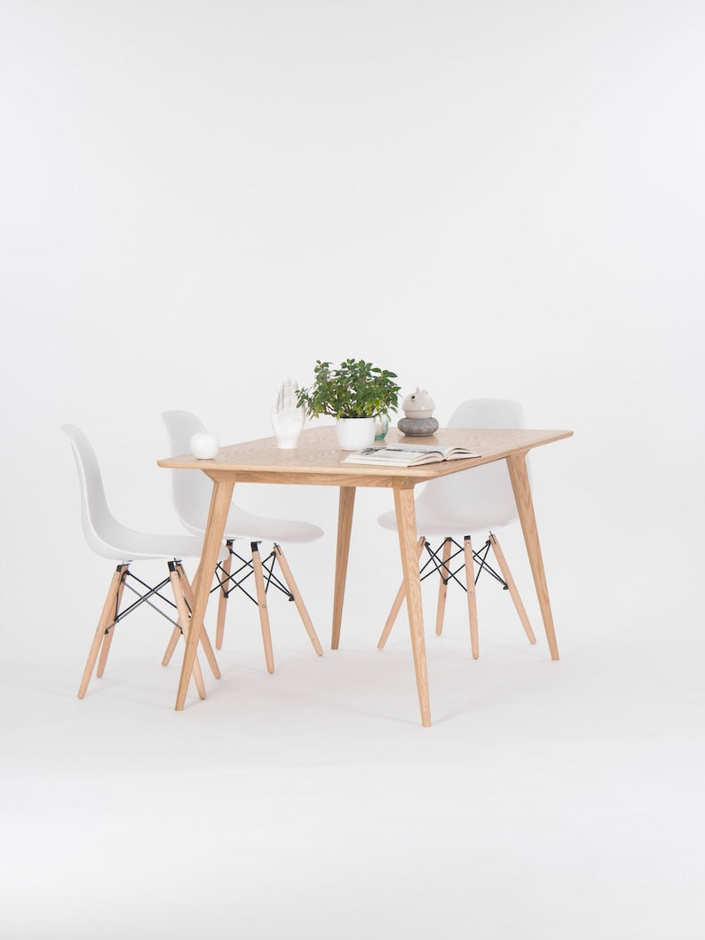 Extendable solid oak dining table with hard oil wax finish, 135 to 185 cm, seats 6 to 8 people