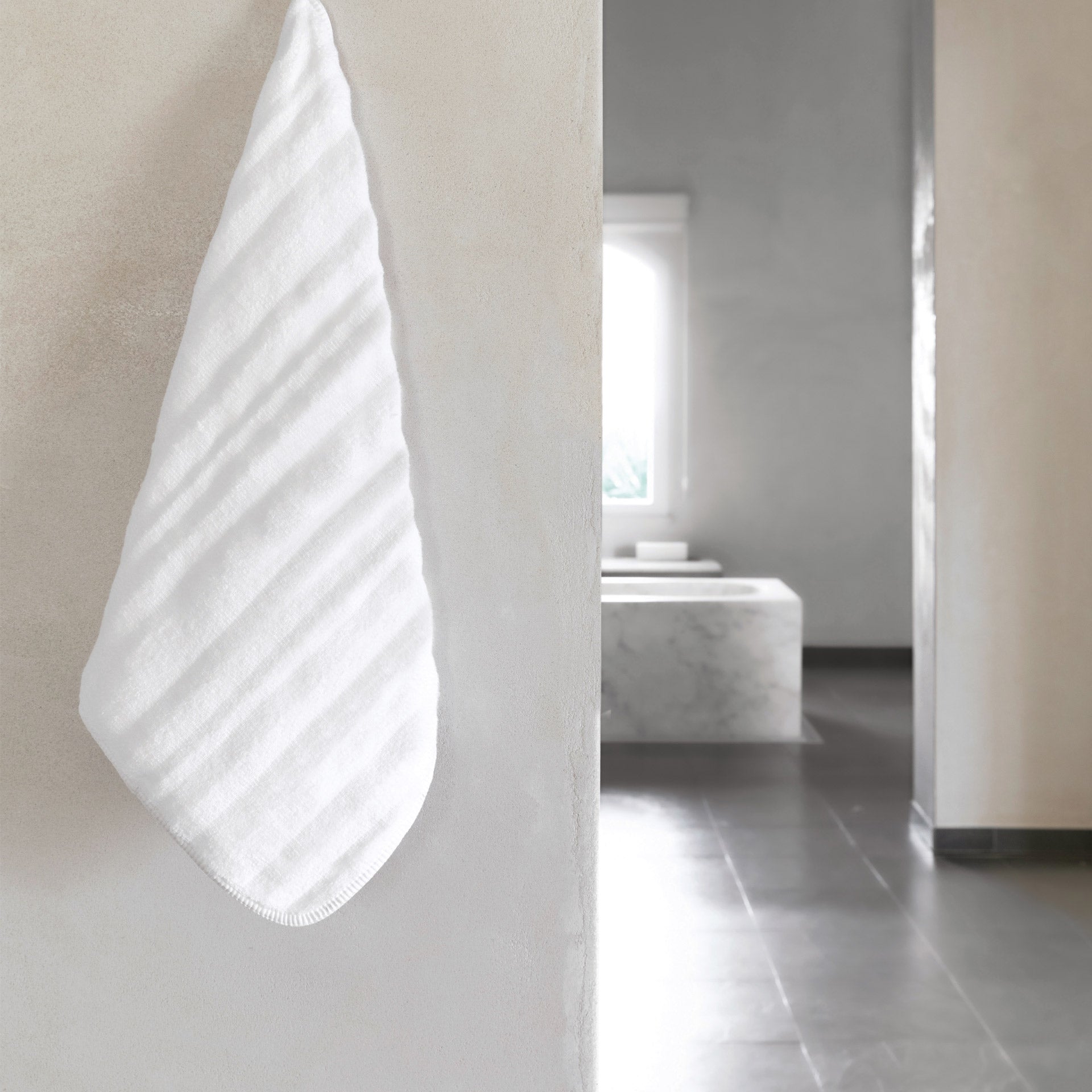 Alentejo towel made from soft cotton with 3D wavy texture, 680 GSM, pre-washed and pre-shrunk, with hanger, in neutral tones