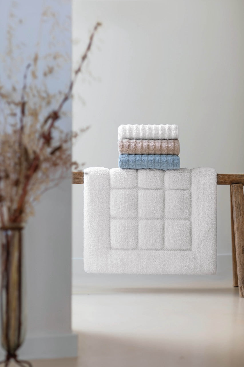 Heaven towel made in Portugal from high-quality combed cotton, 750 GSM, pre-washed and pre-shrunk, colorfast, with rounded corners and hanger