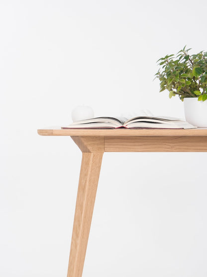 Extendable solid oak dining table with hard oil wax finish, 135 to 185 cm, seats 6 to 8 people 